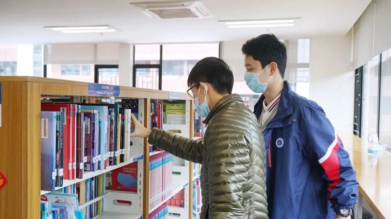 High school students looking at books in the library at BASIS Guangzhou