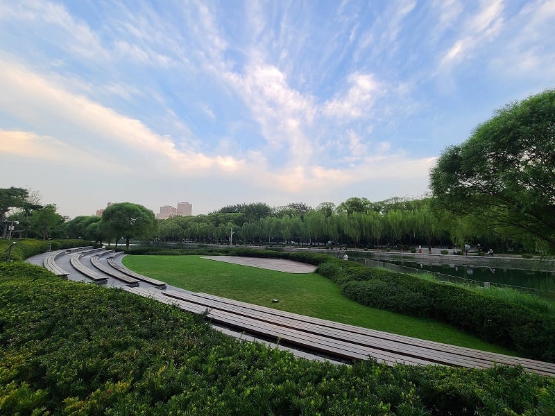 Photo of the green space alongside the Lianma River in Beijing