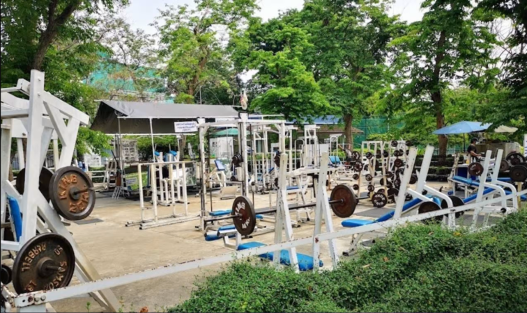 A photo of the 30 baht outdoor gym at Romaneenart Park that includes weight lifting benches. 