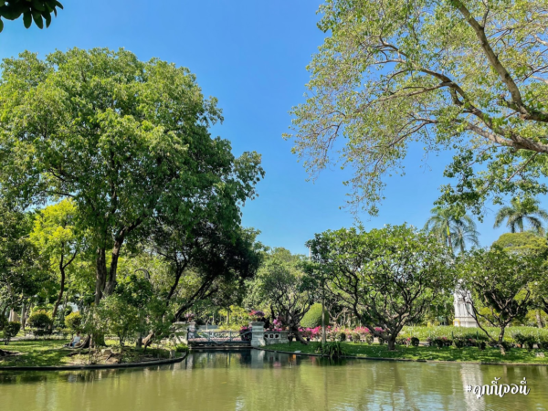 Photo of the lake and trees at Saranrom Palace Park, an old town paradise. 