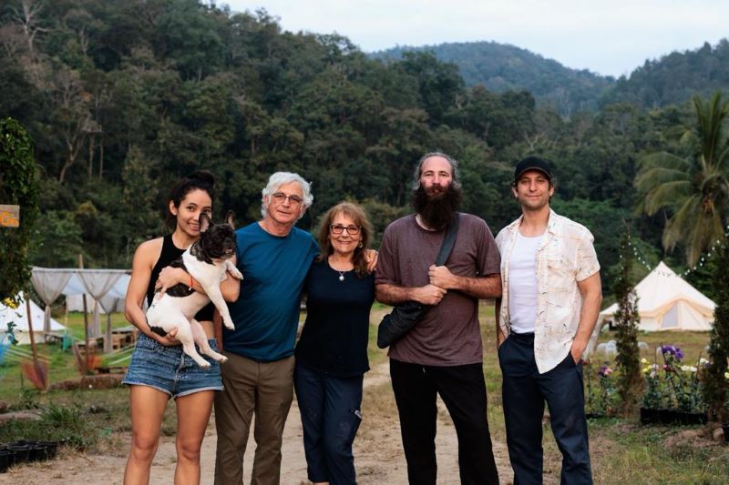 Jonathan und seine Familie beim Campingausflug in Thailand