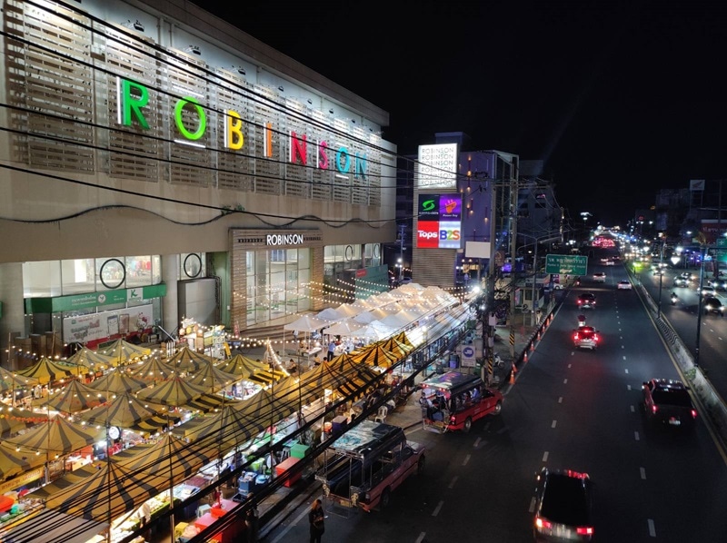 Robinson Sriracha la nuit.