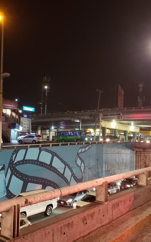 bus sur le pont à Guadalajara