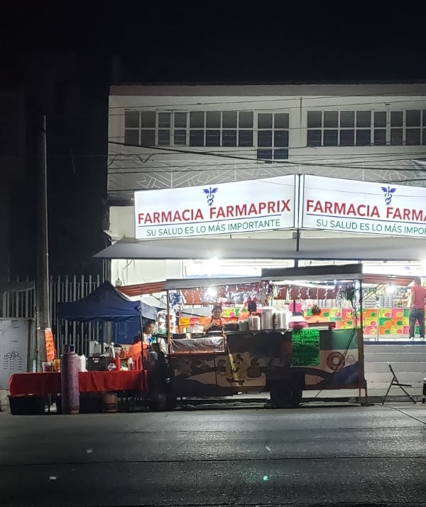 camion de nourriture devant la pharmacie à Guadalajara