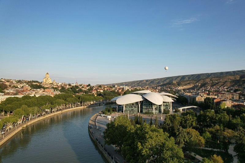 Vista à beira-rio em Tbilisi