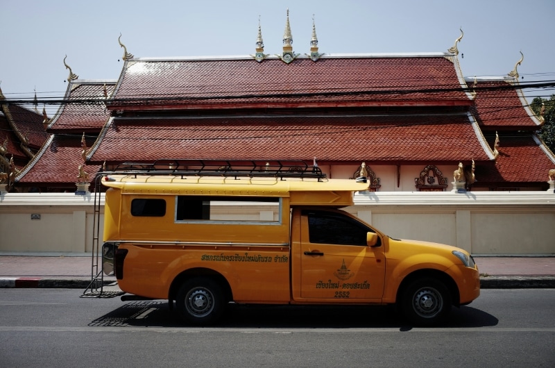 camioneta amarilla en Chiang Mai