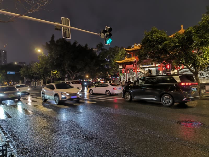Cars at a traffic light on a Chengdu street at night